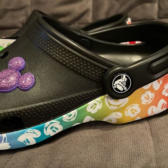 NWT CROCS Special Edition Classic Disney Rainbow Clog SOOOO COOL!! - Picture 6 of 10